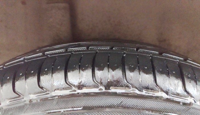 2014 Honda Brio EX MT, Petrol, Manual, 65,749 km, Right Rear Tyre Tread