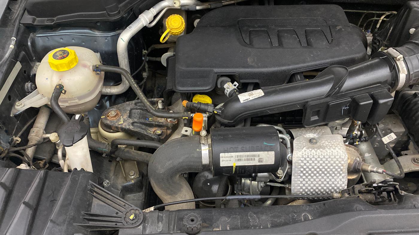 2023 Mahindra XUV300 W6 1.2 PETROL AMT, Petrol, Automatic, 12,068 km, Engine View - Right