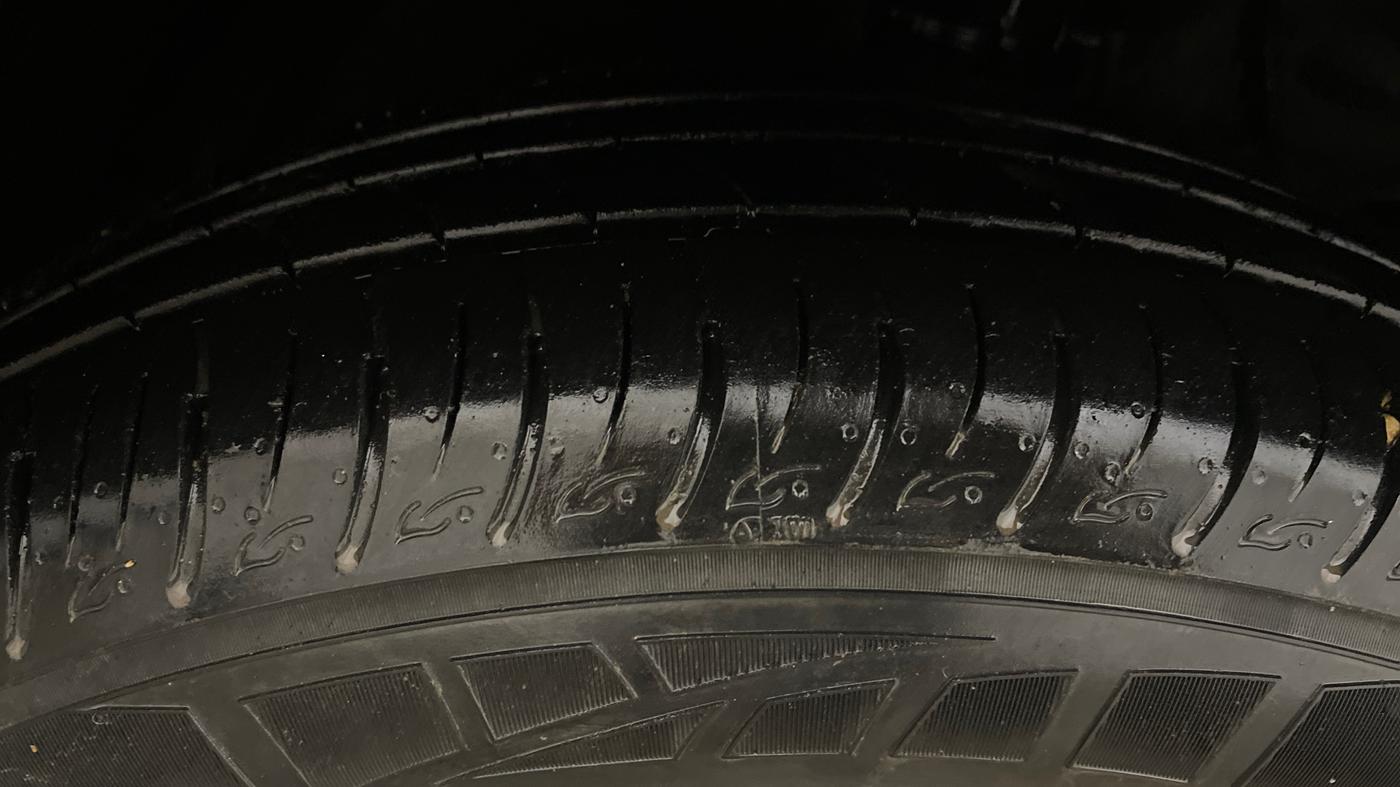 2023 Mahindra XUV300 W6 1.2 PETROL AMT, Petrol, Automatic, 12,068 km, Right Front Tyre Tread