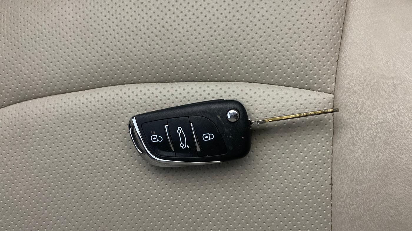 2023 Mahindra XUV300 W6 1.2 PETROL AMT, Petrol, Automatic, 12,068 km, Key Close Up