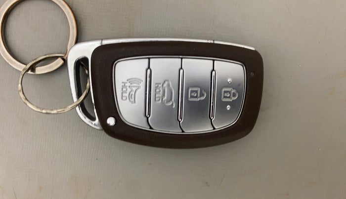 2020 Hyundai VENUE SX 1.0 (O) TURBO IMT DUAL TONE, Petrol, Manual, 36,989 km, Key Close Up