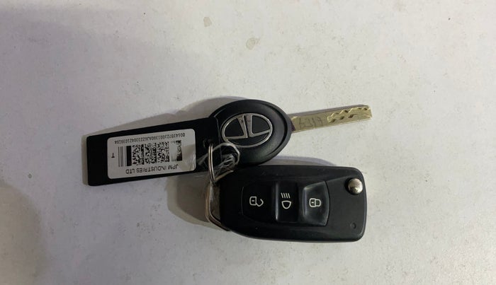 2021 Tata NEXON XM SUNROOF PETROL, Petrol, Manual, 48,543 km, Key Close Up