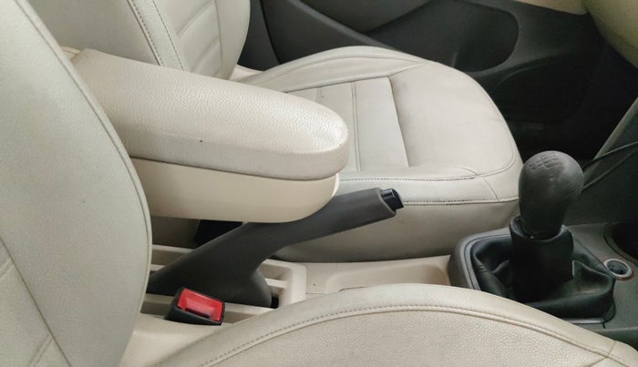 2013 Volkswagen Vento COMFORTLINE 1.6, Petrol, Manual, 94,040 km, Gear Lever