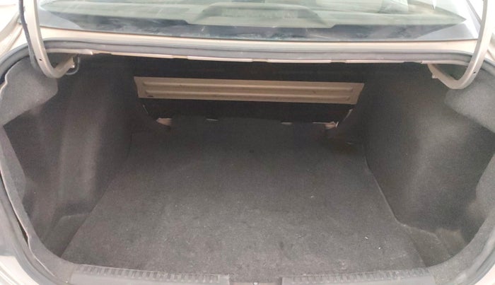 2013 Volkswagen Vento COMFORTLINE 1.6, Petrol, Manual, 94,040 km, Boot Inside