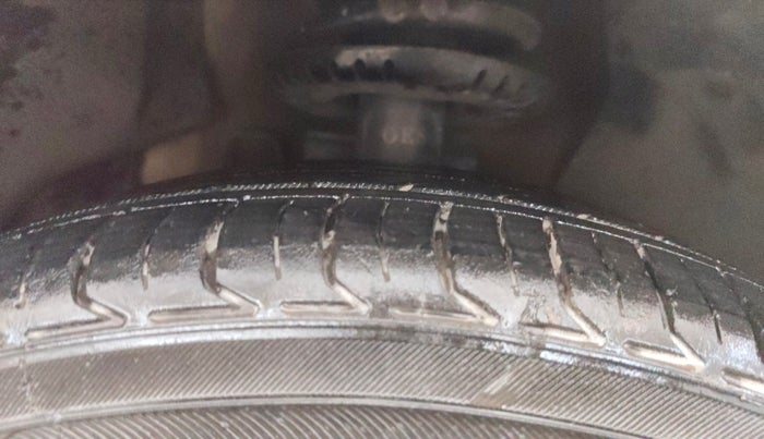 2013 Volkswagen Vento COMFORTLINE 1.6, Petrol, Manual, 94,040 km, Right Front Tyre Tread