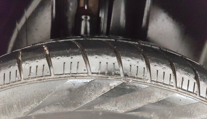 2013 Volkswagen Vento COMFORTLINE 1.6, Petrol, Manual, 94,040 km, Right Rear Tyre Tread