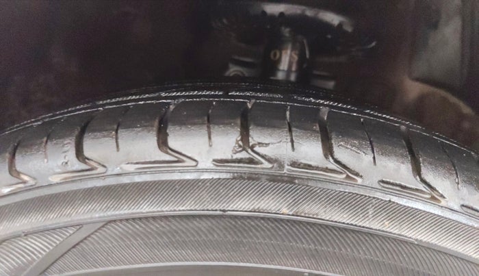 2013 Volkswagen Vento COMFORTLINE 1.6, Petrol, Manual, 94,040 km, Left Front Tyre Tread