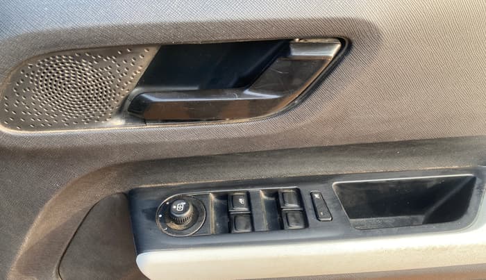 2022 Tata PUNCH ACCOMPLISHED AMT, Petrol, Automatic, 62,065 km, Driver Side Door Panels Control