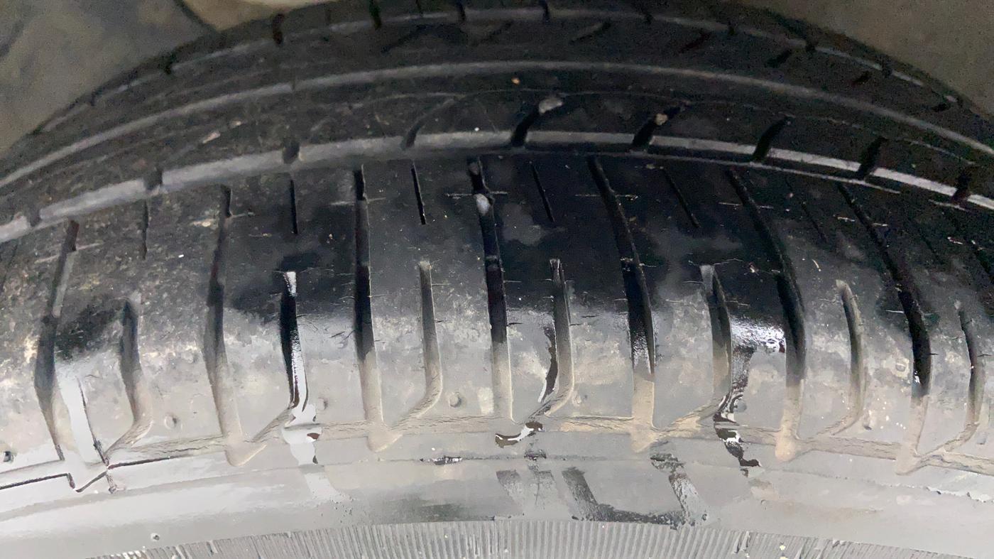 2017 Hyundai Elite i20 ASTA 1.2, Petrol, Manual, 12,200 km, Left Front Tyre Tread