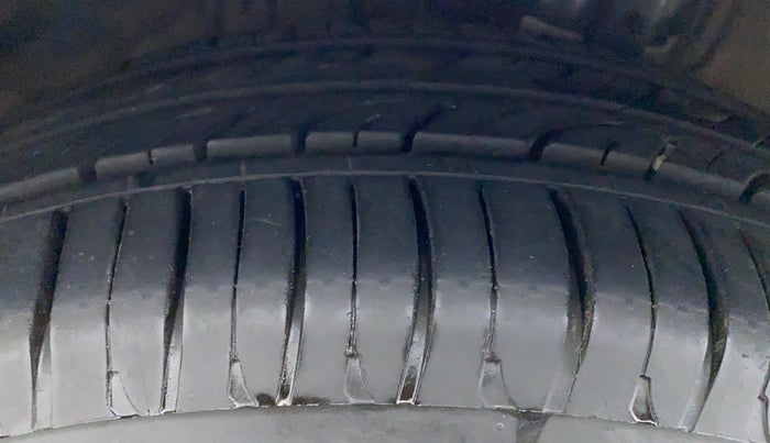 2016 Volkswagen Vento HIGHLINE TDI AT, Diesel, Automatic, 81,656 km, Left Front Tyre Tread