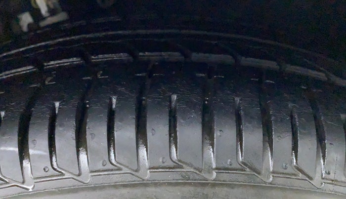 2016 Volkswagen Vento HIGHLINE TDI AT, Diesel, Automatic, 81,656 km, Right Front Tyre Tread