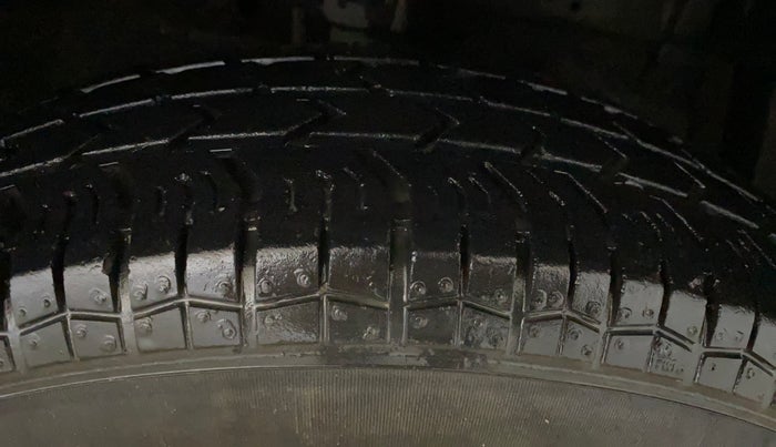 2017 Maruti Swift LXI (O), Petrol, Manual, 23,564 km, Right Front Tyre Tread