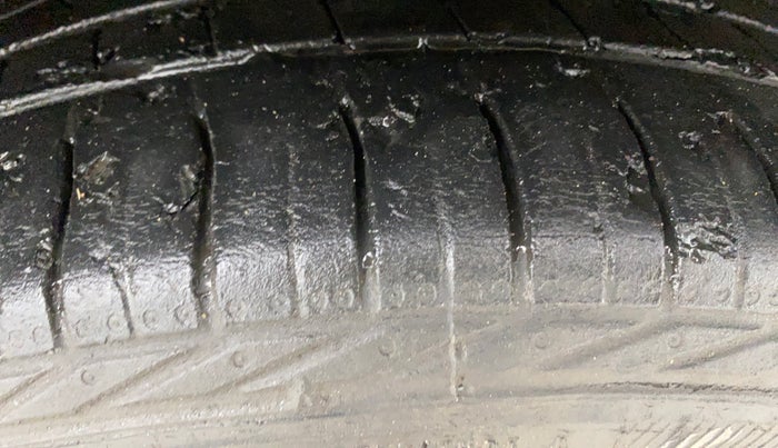 2017 Maruti S Cross ZETA 1.3, Diesel, Manual, 1,23,931 km, Right Front Tyre Tread