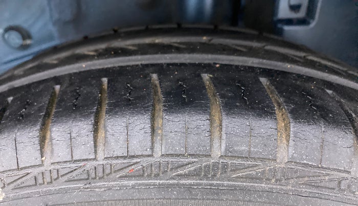 2012 Toyota Etios Liva G, Petrol, Manual, 69,361 km, Left Rear Tyre Tread