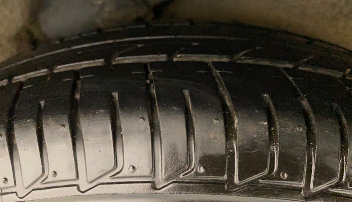 2010 Hyundai i10 MAGNA 1.2, Petrol, Manual, 1,16,613 km, Left Rear Tyre Tread