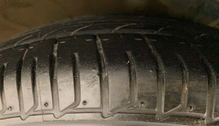 2010 Hyundai i10 MAGNA 1.2, Petrol, Manual, 1,16,613 km, Right Front Tyre Tread