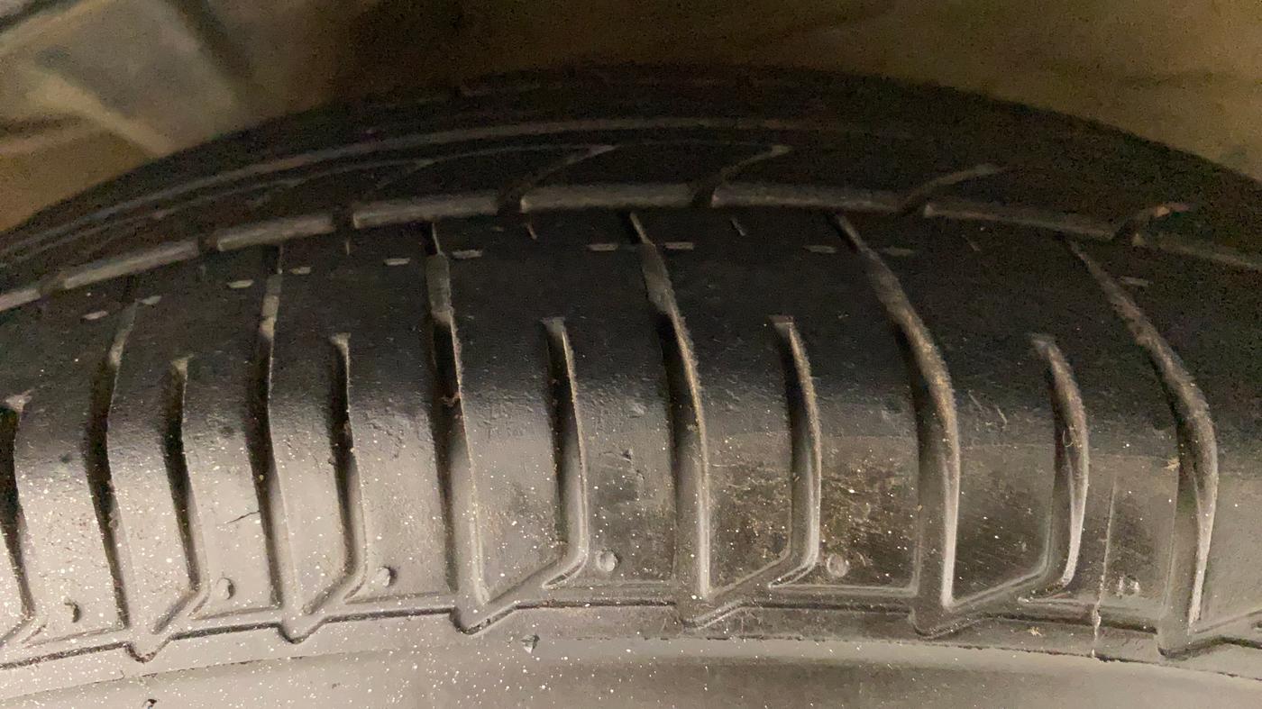 2010 Hyundai i10 MAGNA 1.2, Petrol, Manual, 1,16,613 km, Left Front Tyre Tread