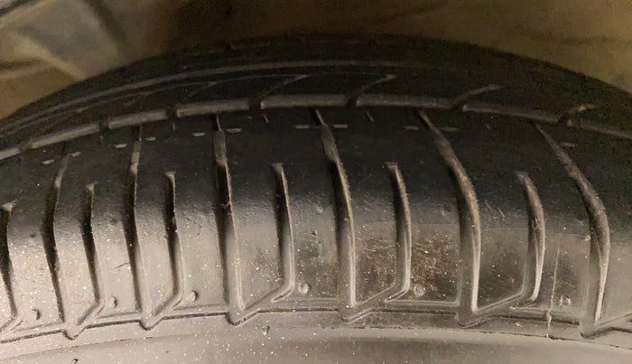 2010 Hyundai i10 MAGNA 1.2, Petrol, Manual, 1,16,613 km, Left Front Tyre Tread