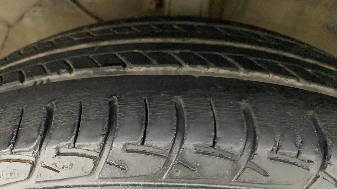 2017 Maruti Baleno DELTA PETROL 1.2, Petrol, Manual, 54,890 km, Left Front Tyre Tread