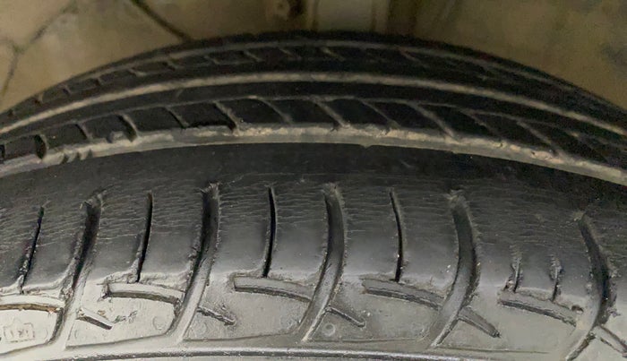 2017 Maruti Baleno DELTA PETROL 1.2, Petrol, Manual, 54,890 km, Left Front Tyre Tread