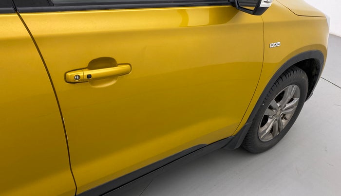 2016 Maruti Vitara Brezza ZDI PLUS DUAL TONE, Diesel, Manual, 86,427 km, Driver-side door - Slightly dented