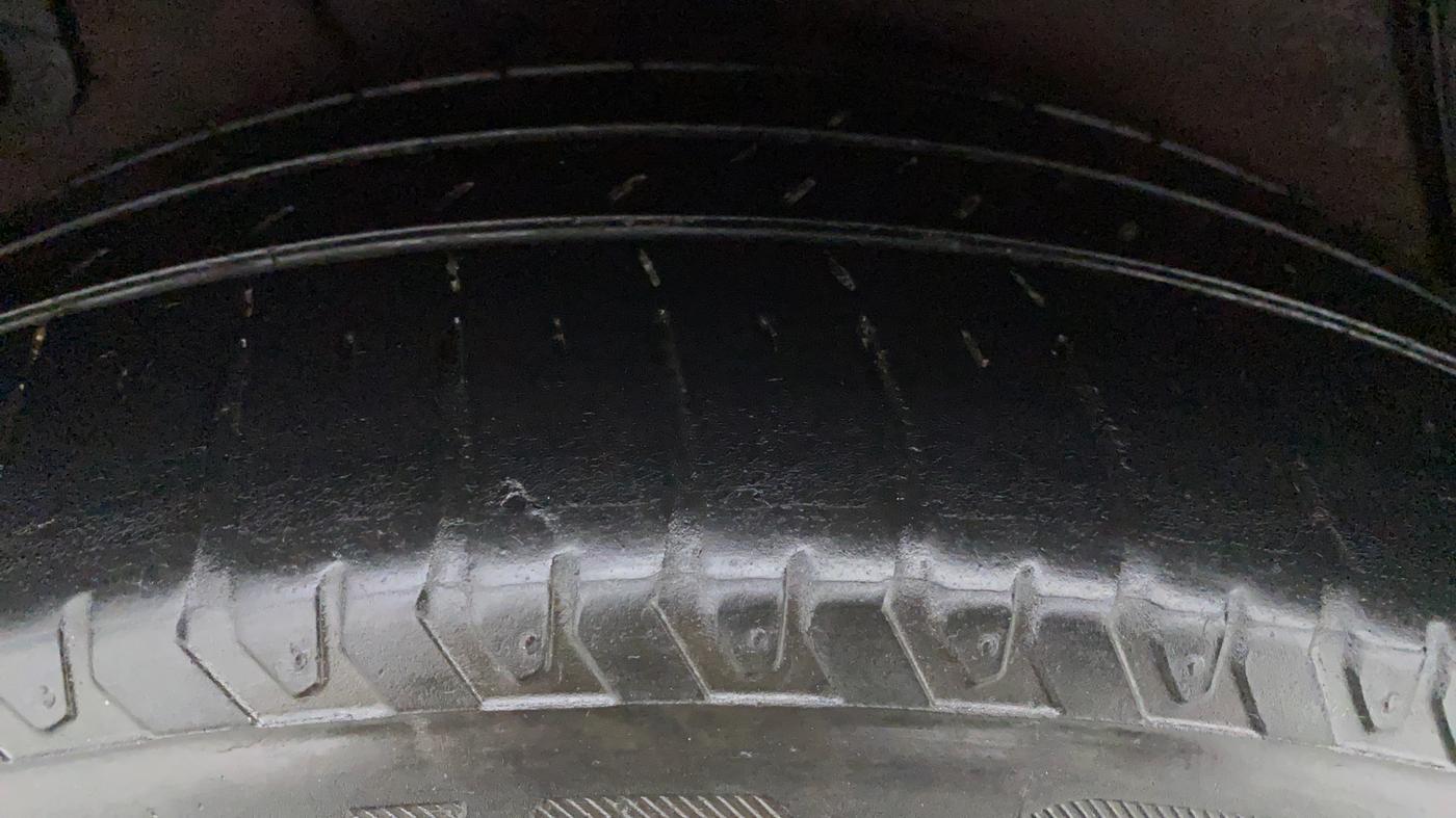 2014 Hyundai Verna FLUIDIC 1.6 CRDI SX AT, Diesel, Automatic, 80,809 km, Right Rear Tyre Tread