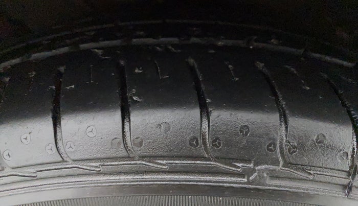 2014 Hyundai Verna FLUIDIC 1.6 CRDI SX AT, Diesel, Automatic, 80,809 km, Right Front Tyre Tread