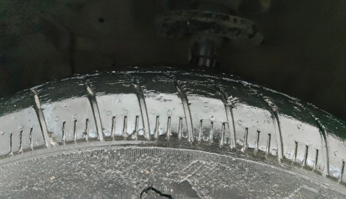 2015 Maruti Ertiga VXI CNG, CNG, Manual, 39,744 km, Left Front Tyre Tread
