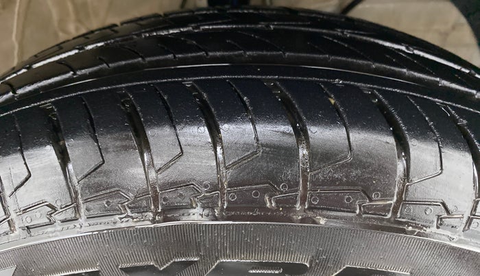 2021 Maruti Swift LXI D, Petrol, Manual, 7,969 km, Right Front Tyre Tread