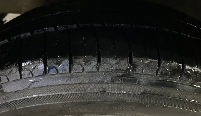 2018 Hyundai Eon D-LITE+, Petrol, Manual, 57,217 km, Left Front Tyre Tread