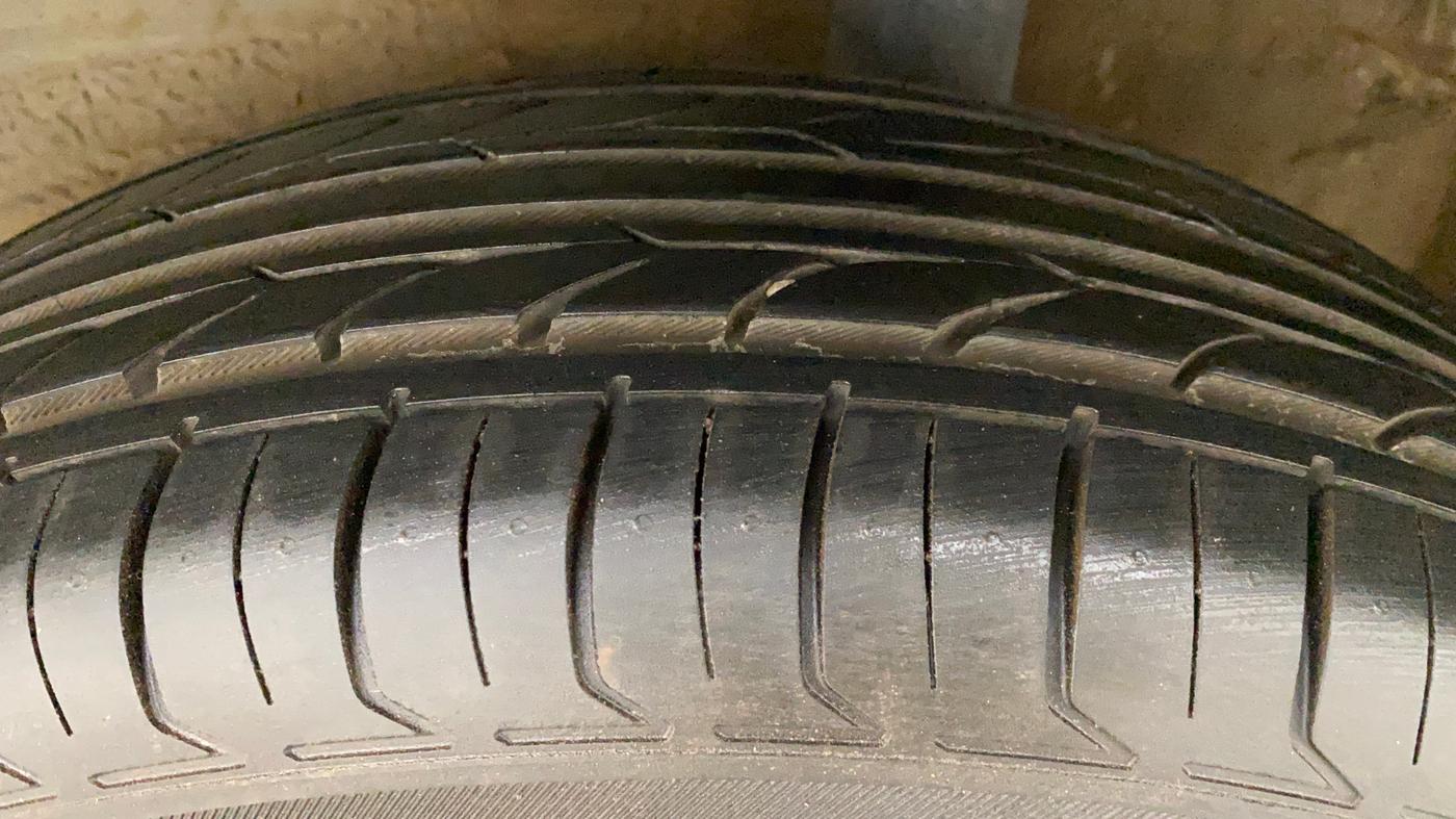 2012 Volkswagen Polo COMFORTLINE 1.2L PETROL, Petrol, Manual, 1,08,765 km, Left Rear Tyre Tread