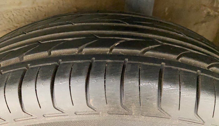 2012 Volkswagen Polo COMFORTLINE 1.2L PETROL, Petrol, Manual, 1,08,765 km, Left Rear Tyre Tread