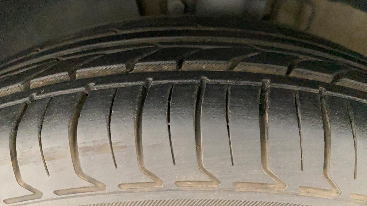 2012 Volkswagen Polo COMFORTLINE 1.2L PETROL, Petrol, Manual, 1,08,765 km, Left Front Tyre Tread