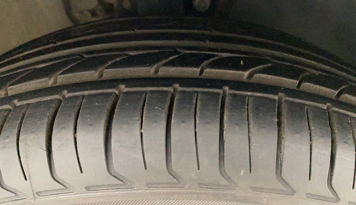 2012 Volkswagen Polo COMFORTLINE 1.2L PETROL, Petrol, Manual, 1,08,765 km, Right Front Tyre Tread