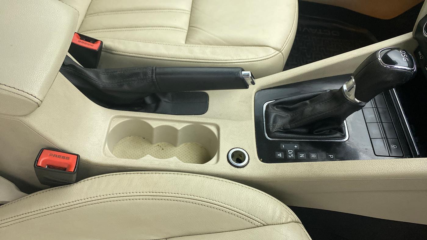 2018 Skoda Octavia LK 1.8 TSI AT, Petrol, Automatic, 62,595 km, Gear Lever