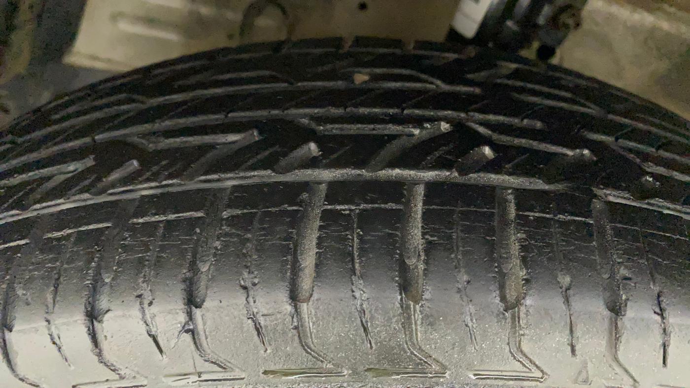 2016 Maruti Swift LXI (O), Petrol, Manual, 78,627 km, Left Front Tyre Tread