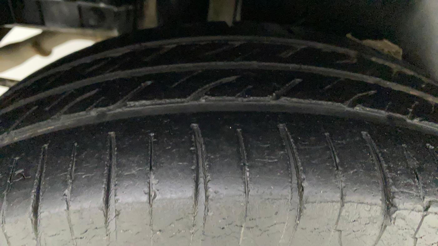 2016 Maruti Swift LXI (O), Petrol, Manual, 78,627 km, Right Rear Tyre Tread