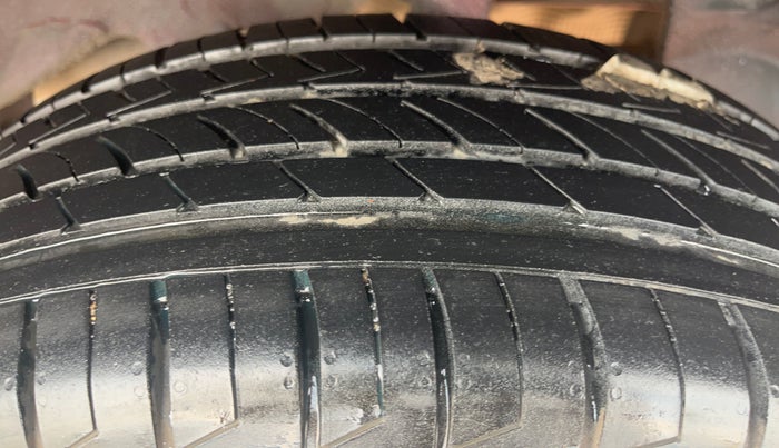 2014 Nissan Terrano XL (D), Diesel, Manual, 1,37,534 km, Left Rear Tyre Tread