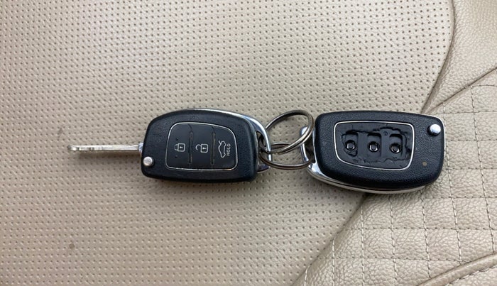 2014 Hyundai Xcent S 1.1 CRDI (O), Diesel, Manual, 1,11,374 km, Key Close Up