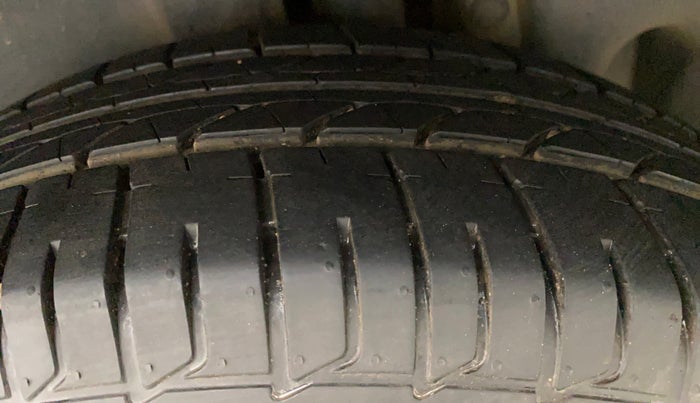 2013 Maruti Ertiga ZDI, Diesel, Manual, 80,267 km, Left Rear Tyre Tread