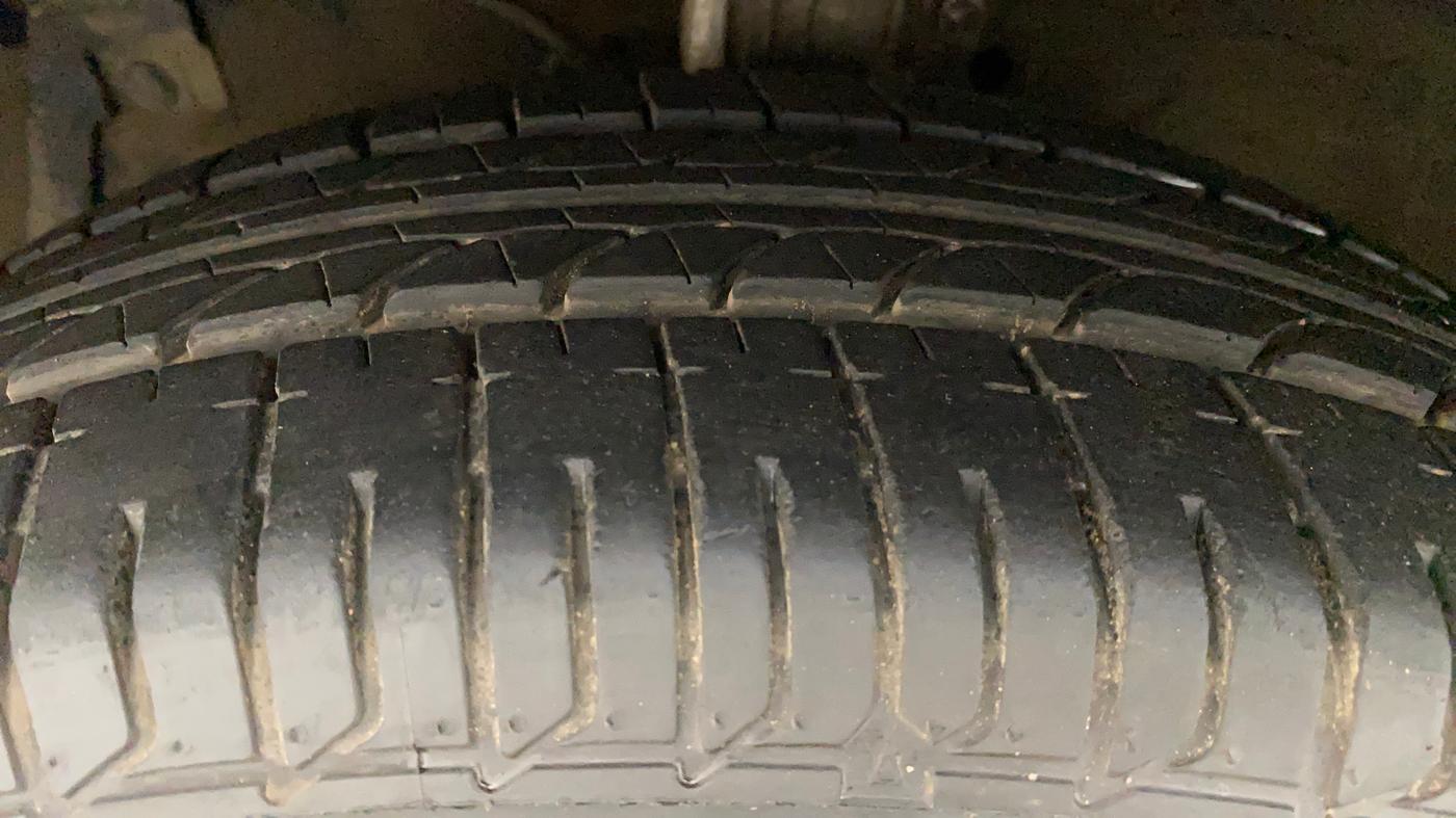 2013 Maruti Ertiga ZDI, Diesel, Manual, 80,267 km, Left Front Tyre Tread