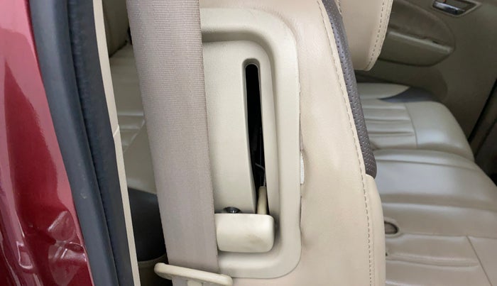 2013 Maruti Ertiga ZDI, Diesel, Manual, 80,267 km, Second-row right seat - Folding lever not functional