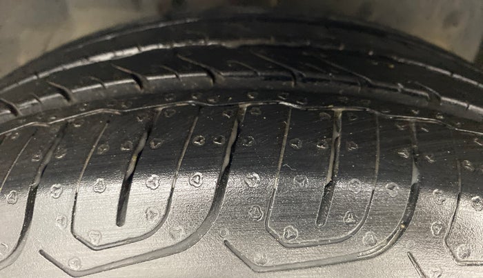 2016 Ford New Figo 1.2 TITANIUM, Petrol, Manual, 37,352 km, Right Front Tyre Tread