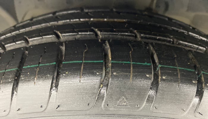 2016 Ford New Figo 1.2 TITANIUM, Petrol, Manual, 37,352 km, Left Front Tyre Tread