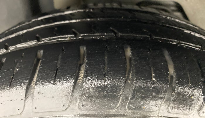 2016 Ford New Figo 1.2 TITANIUM, Petrol, Manual, 37,352 km, Right Rear Tyre Tread