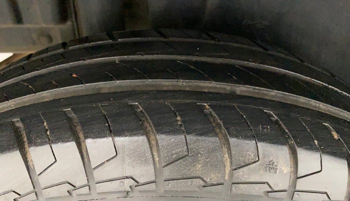 2015 Maruti Swift VXI, Petrol, Manual, 1,03,386 km, Right Rear Tyre Tread