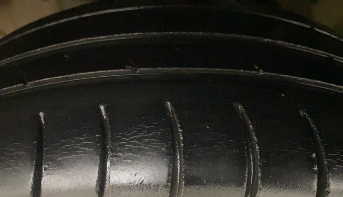 2013 Hyundai i10 ERA 1.1, Petrol, Manual, 1,33,436 km, Left Front Tyre Tread