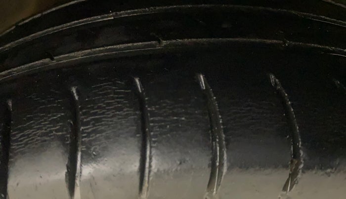 2013 Hyundai i10 ERA 1.1, Petrol, Manual, 1,33,436 km, Right Front Tyre Tread