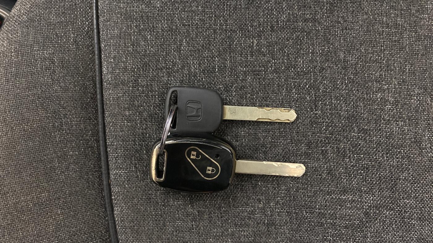 2018 Honda Brio VX AT, Petrol, Automatic, 37,121 km, Key Close Up