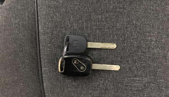 2018 Honda Brio VX AT, Petrol, Automatic, 37,121 km, Key Close Up